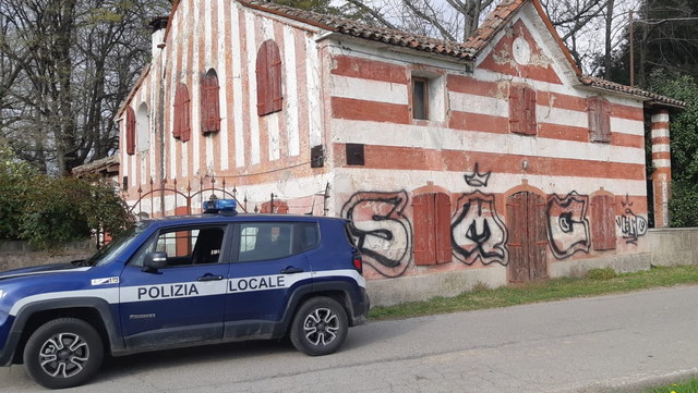 Imbrattata la casa del custode di Villa Zanchetta
